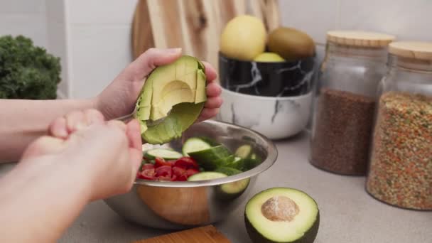 Putting Avocado Salad Female Hands Put Avocado Salad Bowl Other — ストック動画