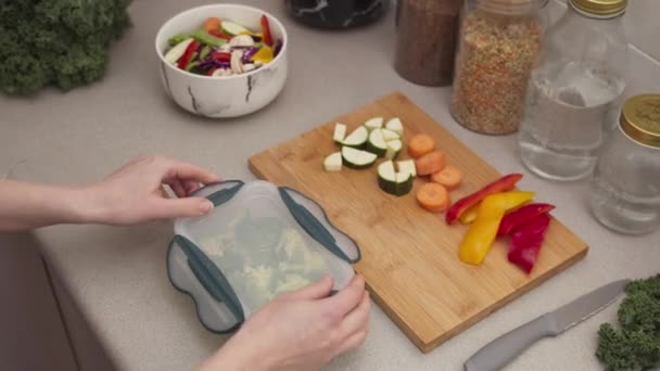 Female Hands Making Vegetarian Meal Preparation Box Container Broccoli Lunch — Vídeo de stock