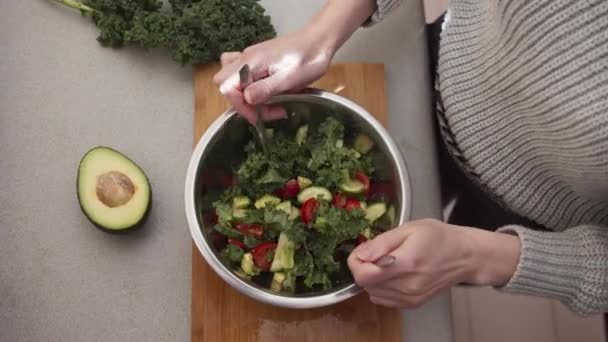 Vegetable Salad Preparation Female Hands Mixing Salad Bowl Dinner Close — Vídeo de stock