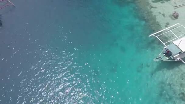 Revealing Boats Lined Edge Tropical Island — Vídeo de stock