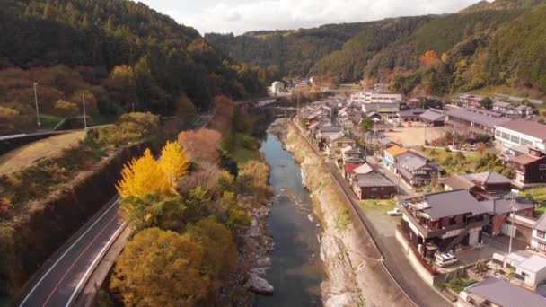 Small Village Mountains River Running Autumn — ストック動画