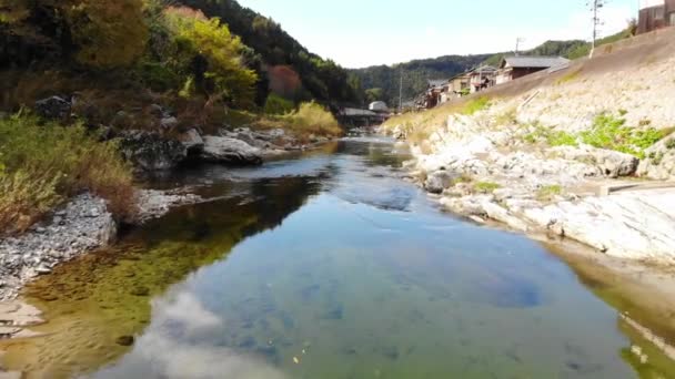 Small Village Mountains River Running Autumn — Stockvideo