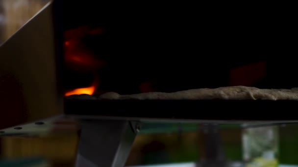 Кишеньковий Повільний Постріл Ручної Піци Кислого Тіста Кладуть Піч Піци — стокове відео