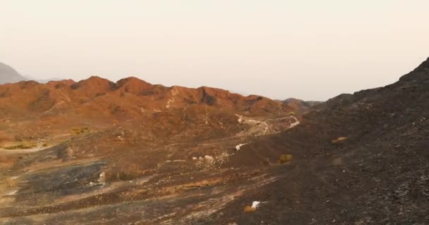 Aerial Shot Mountain Hills Highway Showka Fujairah Sunset Orange Sky — Vídeo de Stock