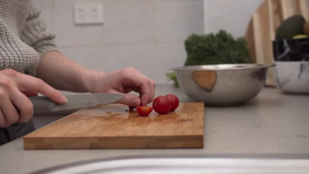 Female Hands Cutting Tomatoes Cutting Board Hands Chopping Tomatoes Kitchen — Videoclip de stoc