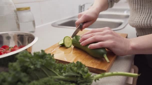 Hands Cutting Cucumber Salad Greens Foreground Close Shot Female Hands — Vídeo de stock