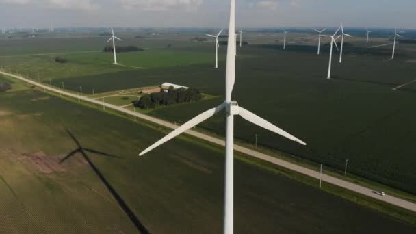 Aerial Video Orbiting Wind Turbine Sunny Summer Day Iowa — Video Stock