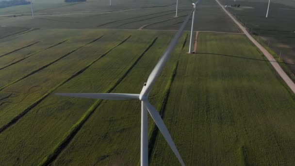 Aerial Video Lowering Wind Generating Spinning Hot Summer Day Midwest — Vídeo de stock