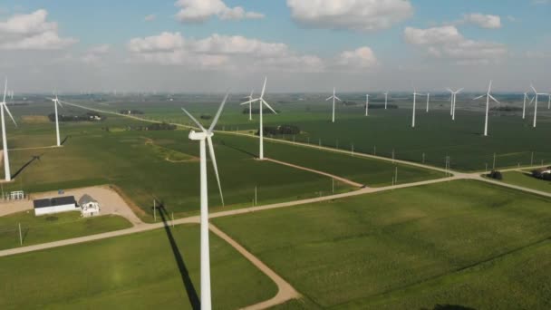 Orbiting Wind Generator Farm Midwest Beautiful Summer Day — Video Stock