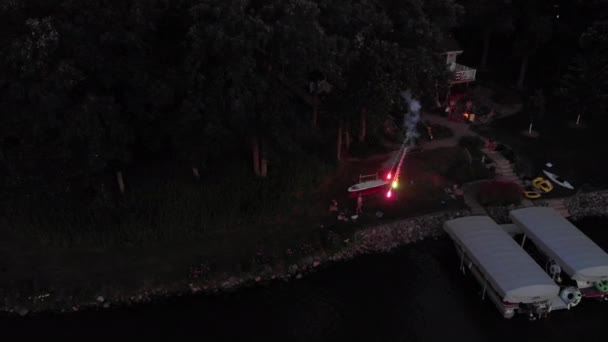 Drone Flying Man Shooting Roman Candle Fireworks Shore Lake 4Th — Vídeo de stock