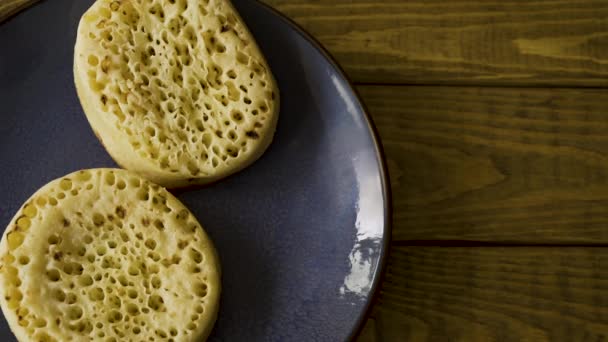 Top Shot Male Placing Some Tasty Delicious Crumpets Blue Stone — Vídeo de stock