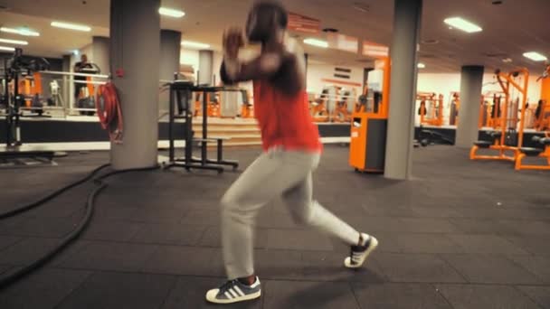 Man Doing Some Lunges Gym — Stockvideo
