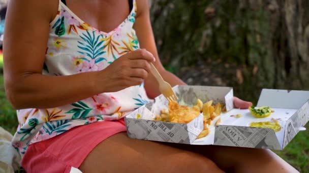 Woman Eating Fish Chips Out Box Park England Gloucestershire Typical — стоковое видео