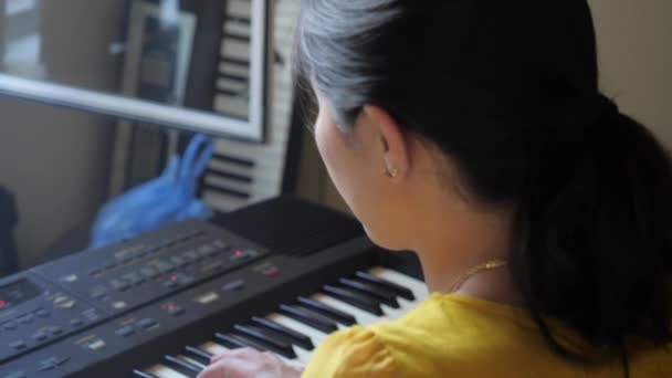Long Ultra High Definition Handheld Shot Asian Girl Keyboard Living — Αρχείο Βίντεο