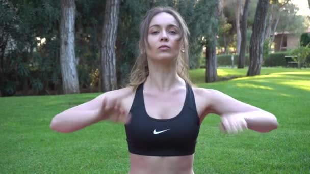 Girl Goes Sports Yoga Stretches Does Gymnastics Morning Exercises Girl — 비디오