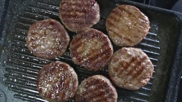 Grilled Burger Patties Moving Microwave Effect — Stockvideo