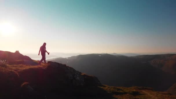 Man Walking End Cliff Photographing Beautiful Landscape Aerial — Vídeo de stock