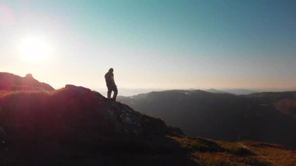 Man Walking End Cliff Photographing Beautiful Landscape Aerial — Video Stock