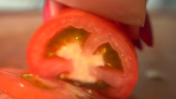 Knife Cuts Vegetables Salad Slow Motion 100 Fps Tomato Cucumber — Stok Video