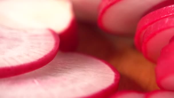 Ніж Розрізає Овочі Салату Повільним Рухом 100 Фунтів Помідор Огірок — стокове відео