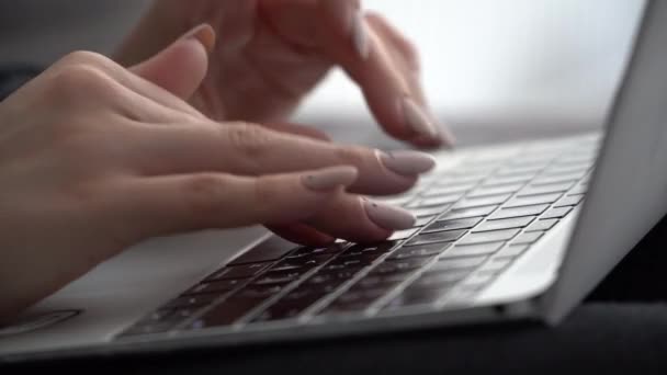 Female Hands Press Keys Keyboard Macbook Russian Layout — Αρχείο Βίντεο