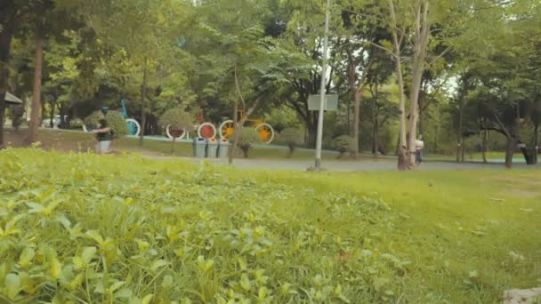 Looking People Riding Bike While Times Flies Wachirabenchathat Park Bangkok — стоковое видео