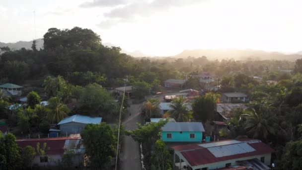 Drone Fotografado Final Tarde Brilhar Sobre Uma Pequena Aldeia Centro — Vídeo de Stock