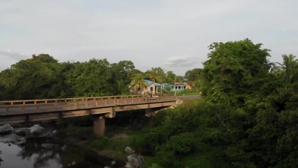 Drone Caminhões Atravessando Uma Ponte América Central — Vídeo de Stock