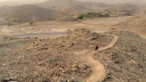 Erwachsene Männliche Mountainbiker Fahren Downhill Enduro Geländewagen Mit Integralhelmschutz Der — Stockvideo