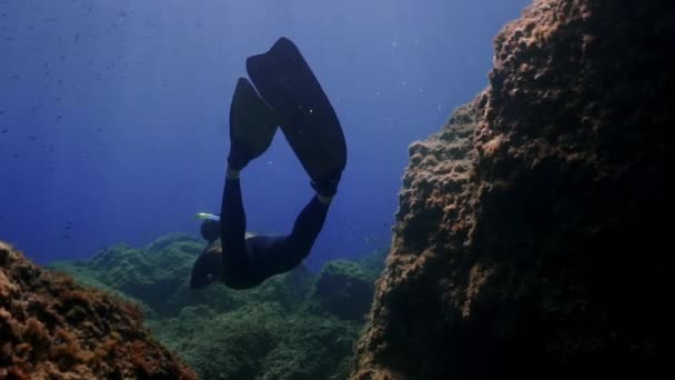 Freediver Κολύμπι Μεταξύ Βράχων Στη Μεσόγειο Θάλασσα Πυροβολήθηκε Αργή Κίνηση — Αρχείο Βίντεο