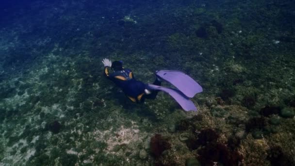 Υποβρύχια Λήψη Ελεύθερου Δύτη Που Κολυμπά Στο Βάθος Της Μεσογείου — Αρχείο Βίντεο