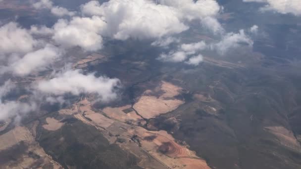 チャーター便 雲の上に26000Ftから南アフリカのカルロの窓辺の座席ビューとフレームを介してそれらの遅い動き — ストック動画