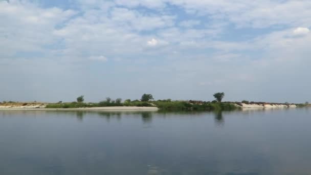 ザンビアの景色を望むナンビア側に沿ってザンベジ川のかもしれない午後のクルーズ 夏と午後遅くにリラックスして景色を楽しむために — ストック動画