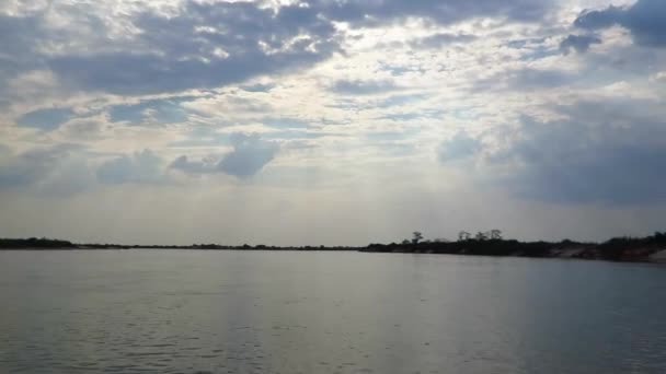 夏季日落时在Caprivi Strip Zambezi地区沿Zambezi河纳米比亚一侧的一艘游船 — 图库视频影像
