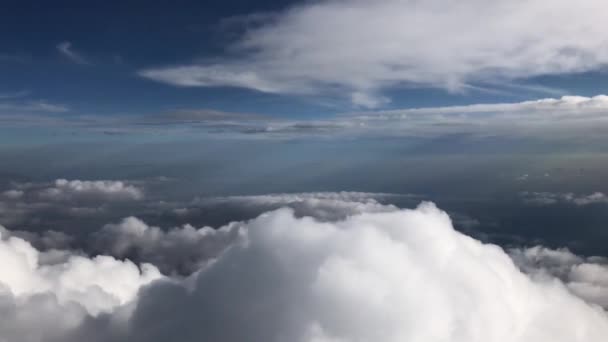 Üst Atmosferdeki Bir Uçuş Sırasında Bulutlar Sürükleniyor — Stok video