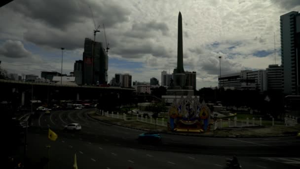 在曼谷的胜利纪念碑观看汽车 胜利纪念碑 Victory Monument 是泰国曼谷的一座方尖碑纪念碑 慢动作 角度5 — 图库视频影像
