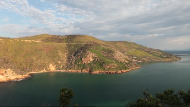 Krásné Letní Den Výhledem Knysna Hlavy Pohledu Lodí Připlouvá Vyplouvá — Stock video