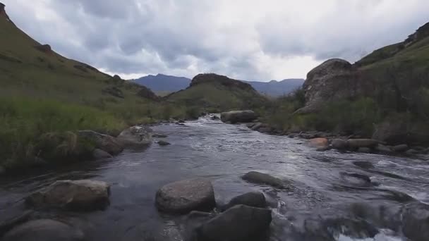 Drakensberg Südafrikas Dampft Leise Auf Der Bushman River Winter — Stockvideo