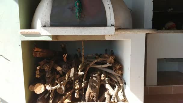 外面是一个木制烤箱 下面有木柴 — 图库视频影像