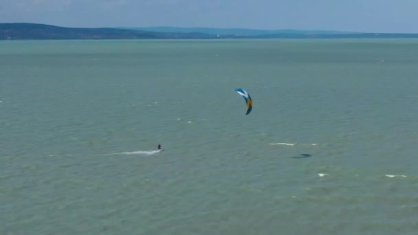 Kite Windsurf Lago Balaton Hungría Grabado Con Dji Mavic Pro — Vídeos de Stock