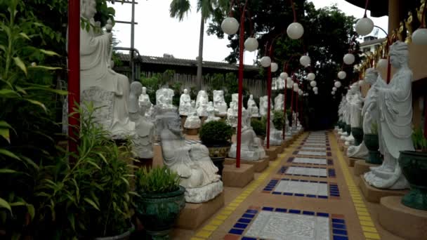 Regardant Les Belles Statues Temple Bangkok Mouvement Lent Angle — Video