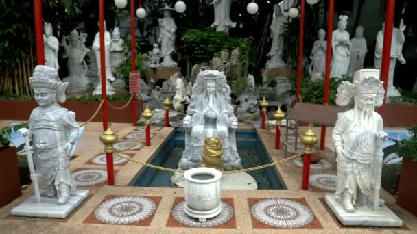 Guardando Belle Statue Del Tempio Nel Tempio Bangkok Rallentamento Angolo — Video Stock