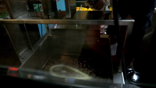 Κοιτάζοντας Μαγείρεμα Των Τροφίμων Στη Νυχτερινή Αγορά Στην Μπανγκόκ Επιβράδυνση — Αρχείο Βίντεο