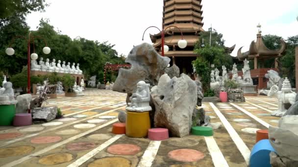Mirando Las Hermosas Estatuas Del Templo Templo Bangkok Moción Lenta — Vídeo de stock