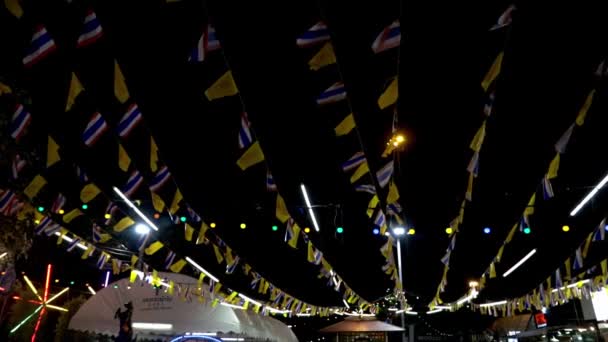 Mirando Bandera Tailandia Mercado Nocturno Bangkok Cámara Lenta — Vídeo de stock