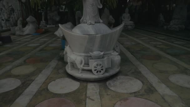 看着曼谷庙宇里美丽的寺庙雕像 慢动作 角度32度 — 图库视频影像