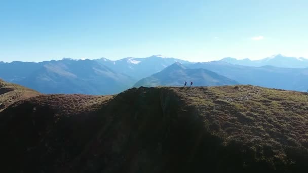 Acercado Tiro Dron Dos Mochileros Caminando Largo Una Cresta Montaña — Vídeos de Stock