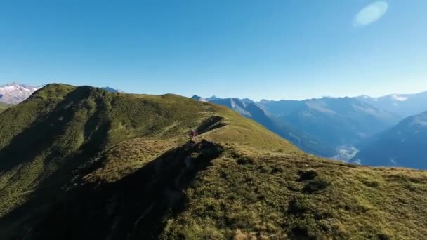 Arka Planda Çarpıcı Bir Dağ Manzarası Olan Alp Dağı Sırtı — Stok video