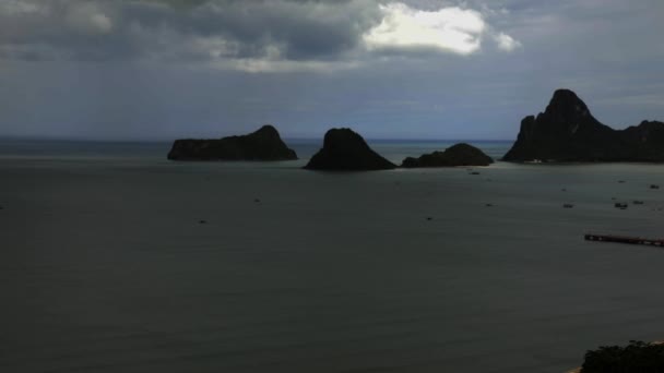 Guardando Baia Nuvole Dalla Spiaggia Thailandia Rallentatore Angolo 013 — Video Stock