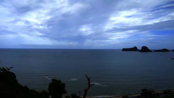 Tittar Viken Och Molnen Från Stranden Thailand Slow Motion Vinkel — Stockvideo